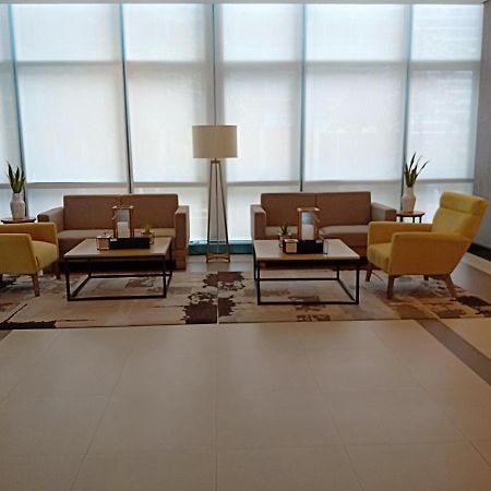 One Uptown Opposite Of Grandhyatt Hotel Manila Taguig City מראה חיצוני תמונה