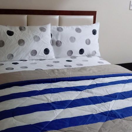 One Uptown Opposite Of Grandhyatt Hotel Manila Taguig City מראה חיצוני תמונה
