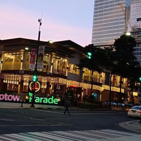 One Uptown Opposite Of Grandhyatt Hotel Manila Taguig City מראה חיצוני תמונה