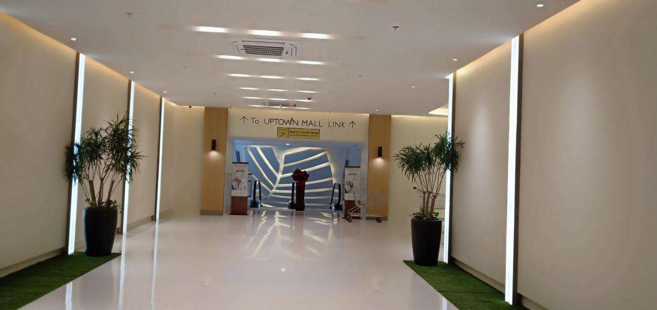 One Uptown Opposite Of Grandhyatt Hotel Manila Taguig City מראה חיצוני תמונה
