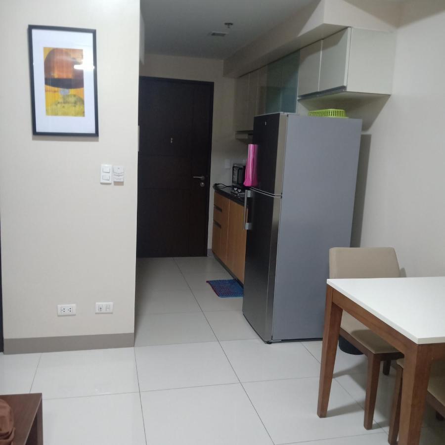 One Uptown Opposite Of Grandhyatt Hotel Manila Taguig City מראה חיצוני תמונה
