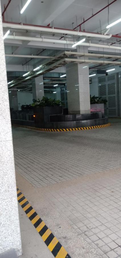 One Uptown Opposite Of Grandhyatt Hotel Manila Taguig City מראה חיצוני תמונה
