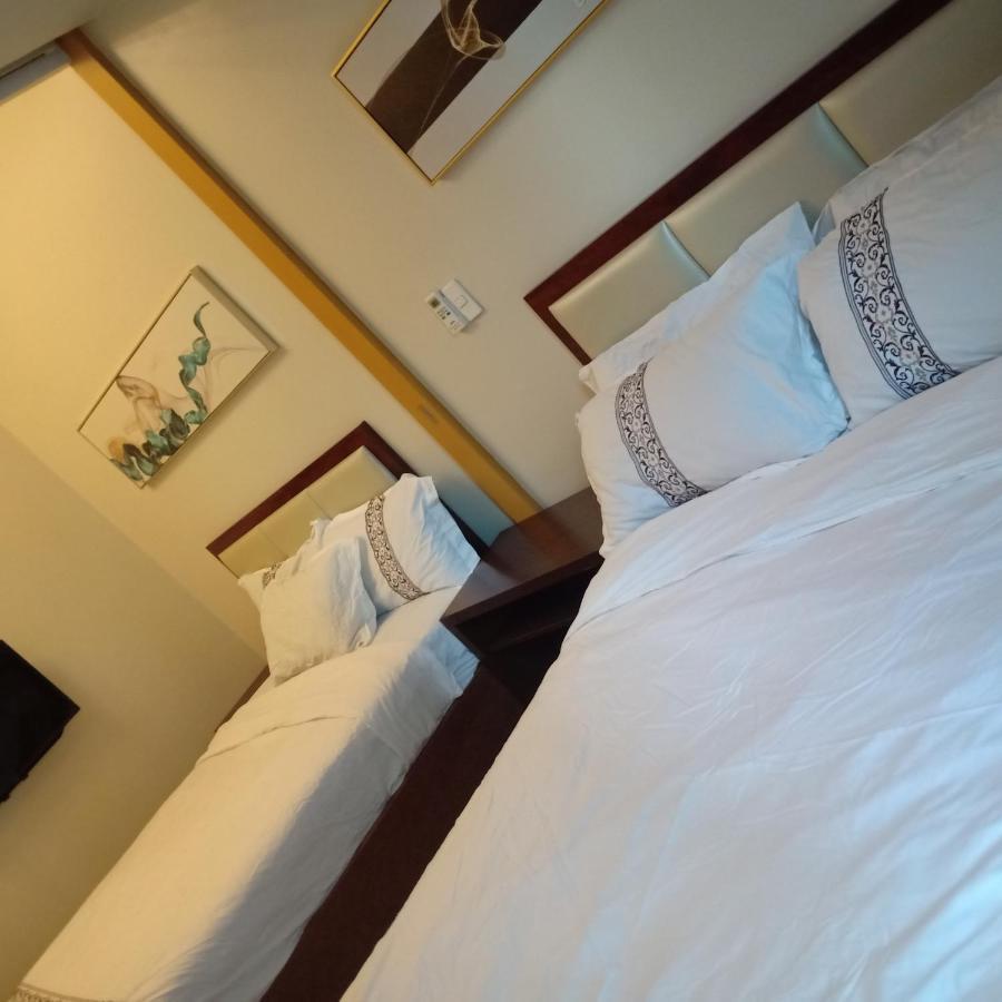 One Uptown Opposite Of Grandhyatt Hotel Manila Taguig City מראה חיצוני תמונה