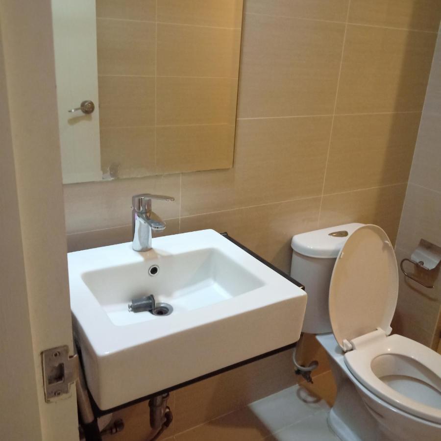 One Uptown Opposite Of Grandhyatt Hotel Manila Taguig City מראה חיצוני תמונה