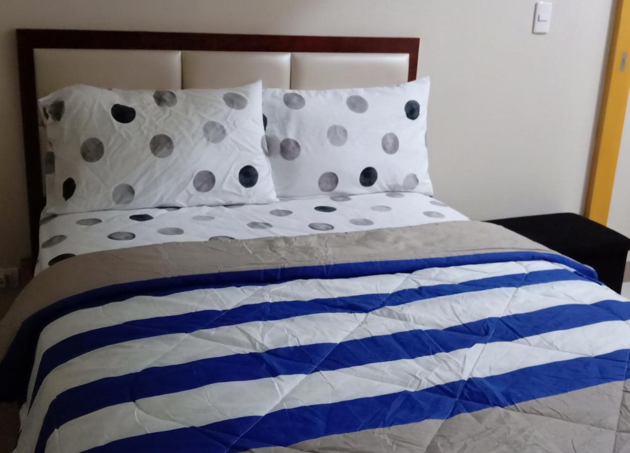 One Uptown Opposite Of Grandhyatt Hotel Manila Taguig City מראה חיצוני תמונה