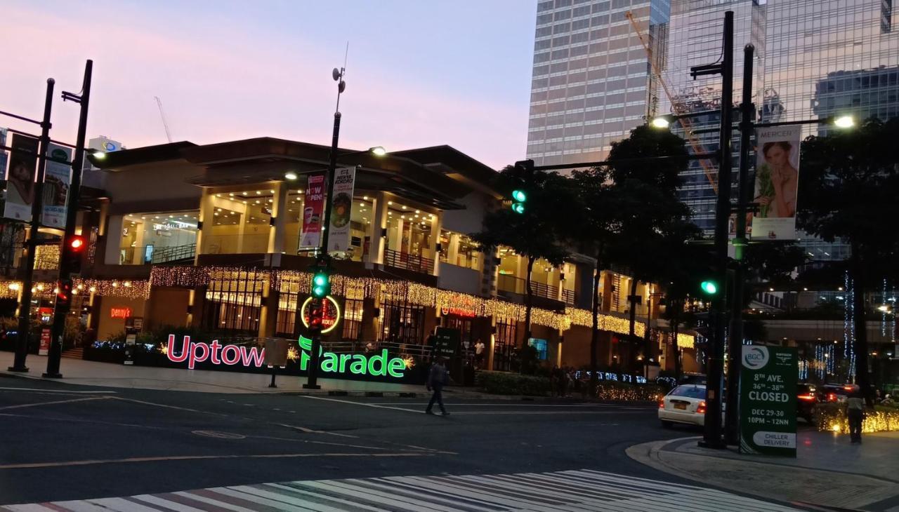 One Uptown Opposite Of Grandhyatt Hotel Manila Taguig City מראה חיצוני תמונה
