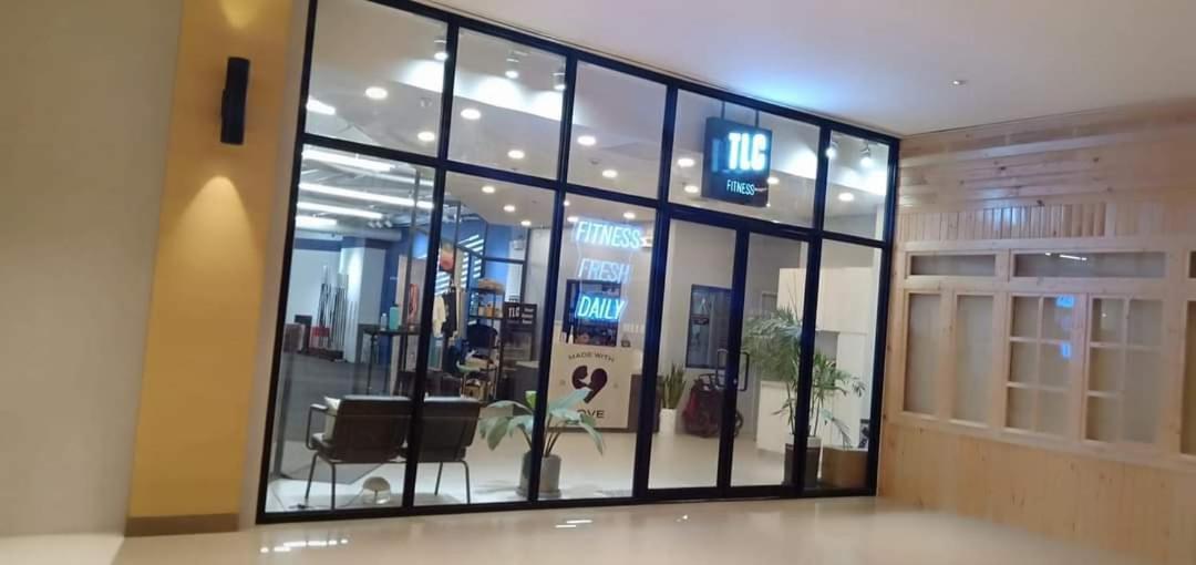 One Uptown Opposite Of Grandhyatt Hotel Manila Taguig City מראה חיצוני תמונה