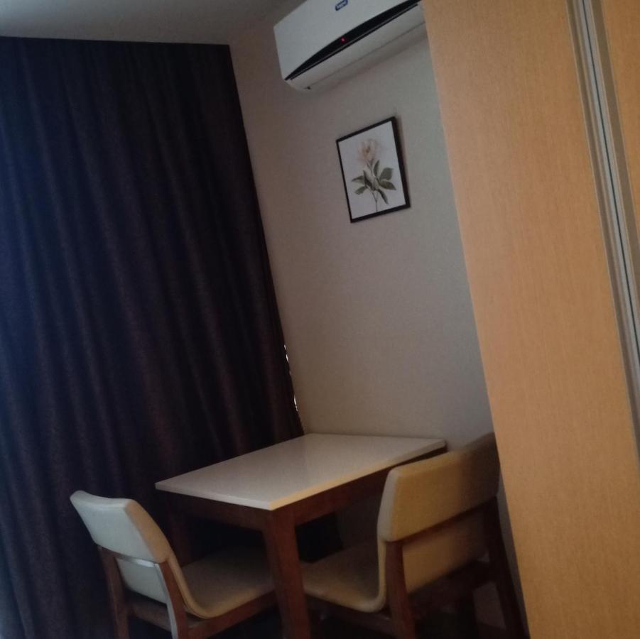 One Uptown Opposite Of Grandhyatt Hotel Manila Taguig City מראה חיצוני תמונה